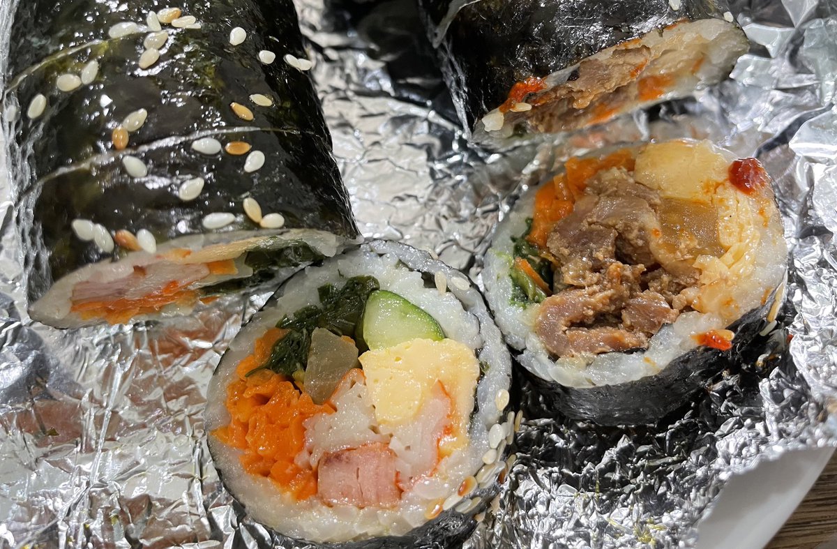 itfeelstory's tweet photo. สิ่งนี้คืออร่อยมากแบบมากๆ T-T เป็นคิมบับที่เหมือนกินที่เกาหลีเลย ไส้เยอะมาก ชิ้นใหญ่ หอมน้ำมันงา มีหลายไส้ให้เลือกทางนี้สั่งมาทุกไส้ ออริ บุลโกกิกับหมูสามชั้นย่างอร่อยมาก ยิ่งกินกับรามยอนคือ the best! ไปลอง 🍙 https://t.co/5xmYxGodDq