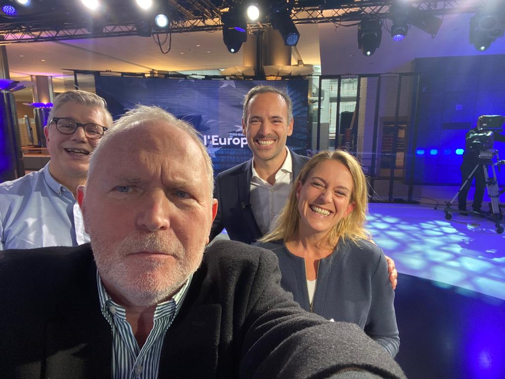 lafautealeurope's tweet photo. 📣 📺  la bande de @lafautealeurope reçoit l’eurodéputé @RenewEurope @guetta_en

📍 Céder le siège français de l’ONU à l’UE, une “trahison” ? 🇪🇺  

⏰ rendez-vous ce mercredi à 16h30 sur @franceinfoplus (TNT 27) https://t.co/B9IzdtP5lC