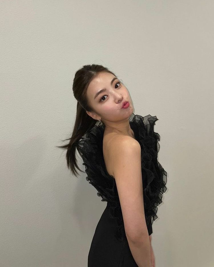walangyeIo's tweet photo. ㅤㅤ

                          hi fiancé.

           ㅤㅤ https://t.co/lhJbmge22G