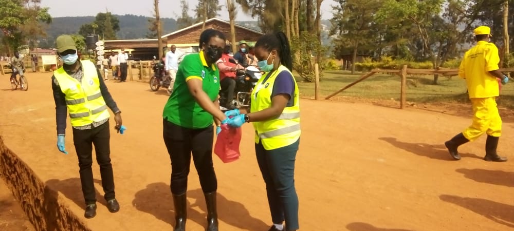 NyamiramboV's tweet photo. #OperationCovidFree: Mu bukangurambaga bwo kurwanya #Koronavirusi, uyu munsi @RwandaYouthVol1 bo muri @Nyamirambo_Sect twifatanyije n'ubuyobozi bw'umurenge aho twakusanyije udupfukamunwa twakoreshejwe tunatanga udushya kubambaye udushaje.
@gatjmv @PudenceR https://t.co/YbHkTK6nJA