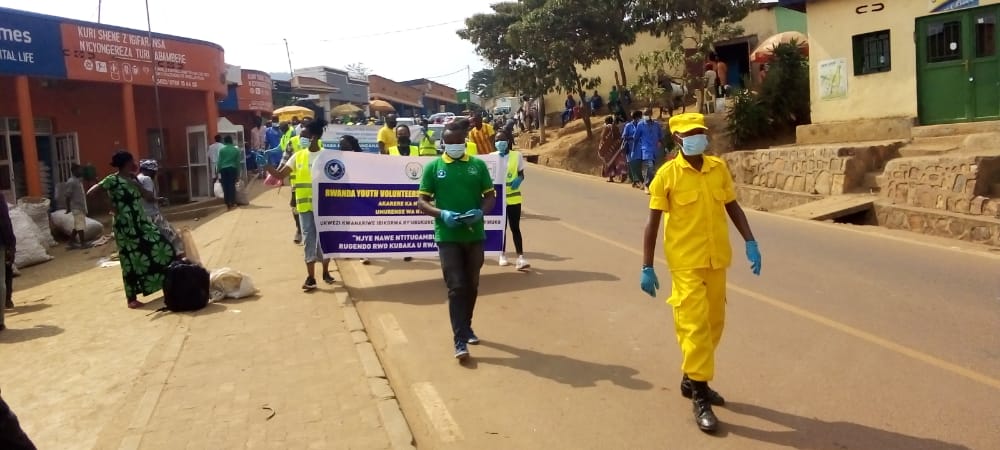 NyamiramboV's tweet photo. #OperationCovidFree: Mu bukangurambaga bwo kurwanya #Koronavirusi, uyu munsi @RwandaYouthVol1 bo muri @Nyamirambo_Sect twifatanyije n'ubuyobozi bw'umurenge aho twakusanyije udupfukamunwa twakoreshejwe tunatanga udushya kubambaye udushaje.
@gatjmv @PudenceR https://t.co/YbHkTK6nJA