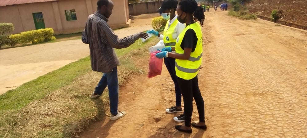 NyamiramboV's tweet photo. #OperationCovidFree: Mu bukangurambaga bwo kurwanya #Koronavirusi, uyu munsi @RwandaYouthVol1 bo muri @Nyamirambo_Sect twifatanyije n'ubuyobozi bw'umurenge aho twakusanyije udupfukamunwa twakoreshejwe tunatanga udushya kubambaye udushaje.
@gatjmv @PudenceR https://t.co/YbHkTK6nJA