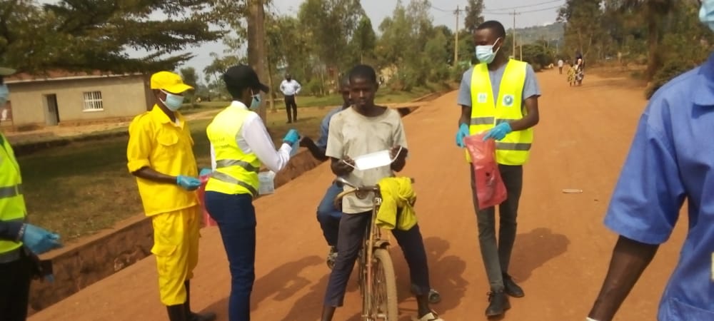 NyamiramboV's tweet photo. #OperationCovidFree: Mu bukangurambaga bwo kurwanya #Koronavirusi, uyu munsi @RwandaYouthVol1 bo muri @Nyamirambo_Sect twifatanyije n'ubuyobozi bw'umurenge aho twakusanyije udupfukamunwa twakoreshejwe tunatanga udushya kubambaye udushaje.
@gatjmv @PudenceR https://t.co/YbHkTK6nJA