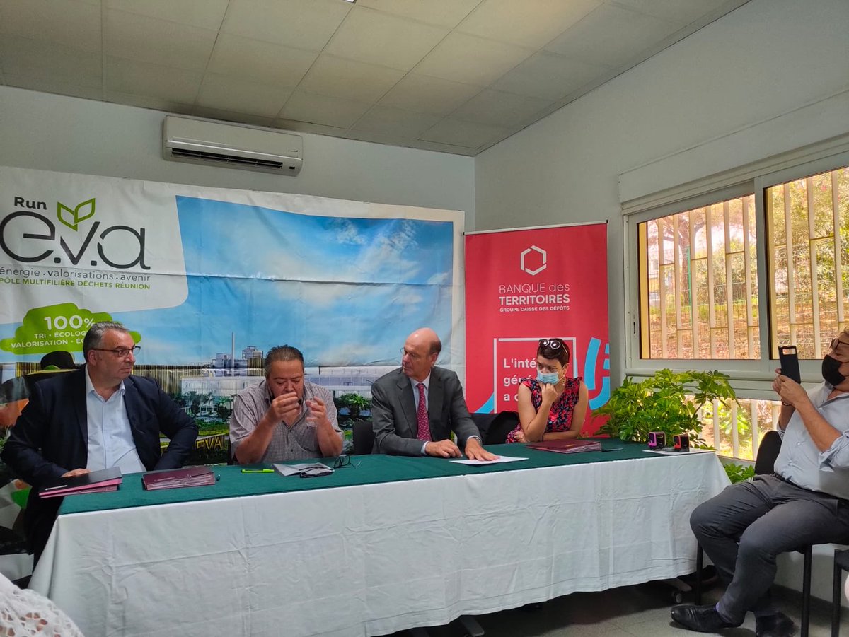 caissedesdepots's tweet photo. En direct de la Réunion, les signatures se poursuivent ! La @BdT_LaReuMayott et la société #Ileva signent un contrat de prêt de 62,5M€ pour la construction de #RunEVA, un outil multifilière de traitement et valorisation des #déchets pour le Sud-Ouest de l’île 🤝♻️ #OutreMer #TEE https://t.co/bzennPqZbu