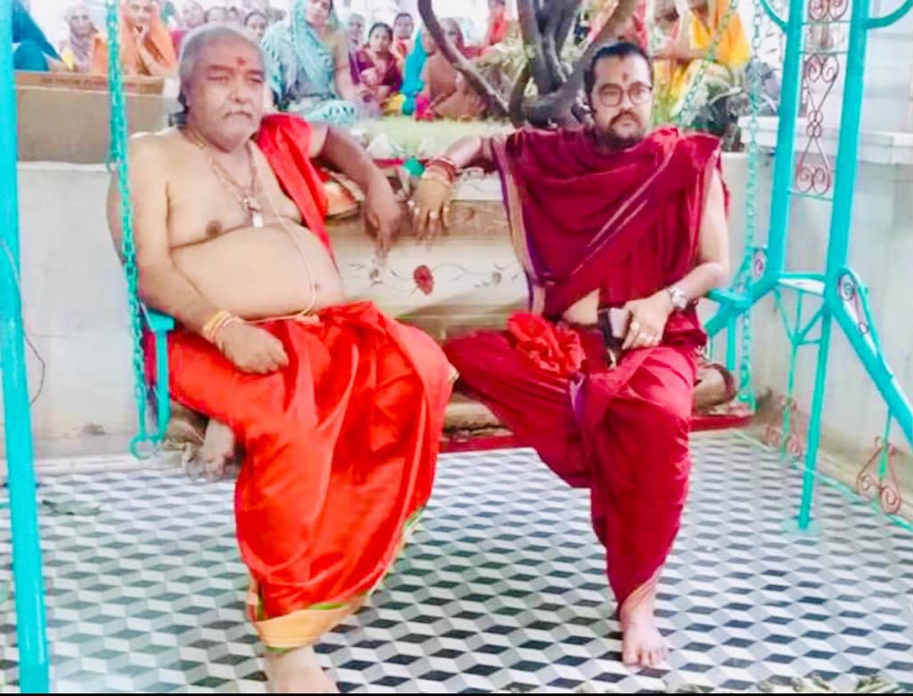 vadtalgadi's tweet photo. પ.પૂ લાલજી શ્રી પુષ્પેન્દ્ર પ્રસાદજી મહારાજશ્રી ને ૩૭ માં જન્મદિવસ ની ખૂબ ખૂબ શુભેચ્છાઓ સહ કોટી કોટી પ્રણામ.🙏💐 @laljishree108 @vadtalgadi @SvgCharity @officiallndym @lndmm1008 @AngaroWebseries #Happybirthday #Birthdaywishes #Swminarayan #Dharmakul https://t.co/QMILy7waOj