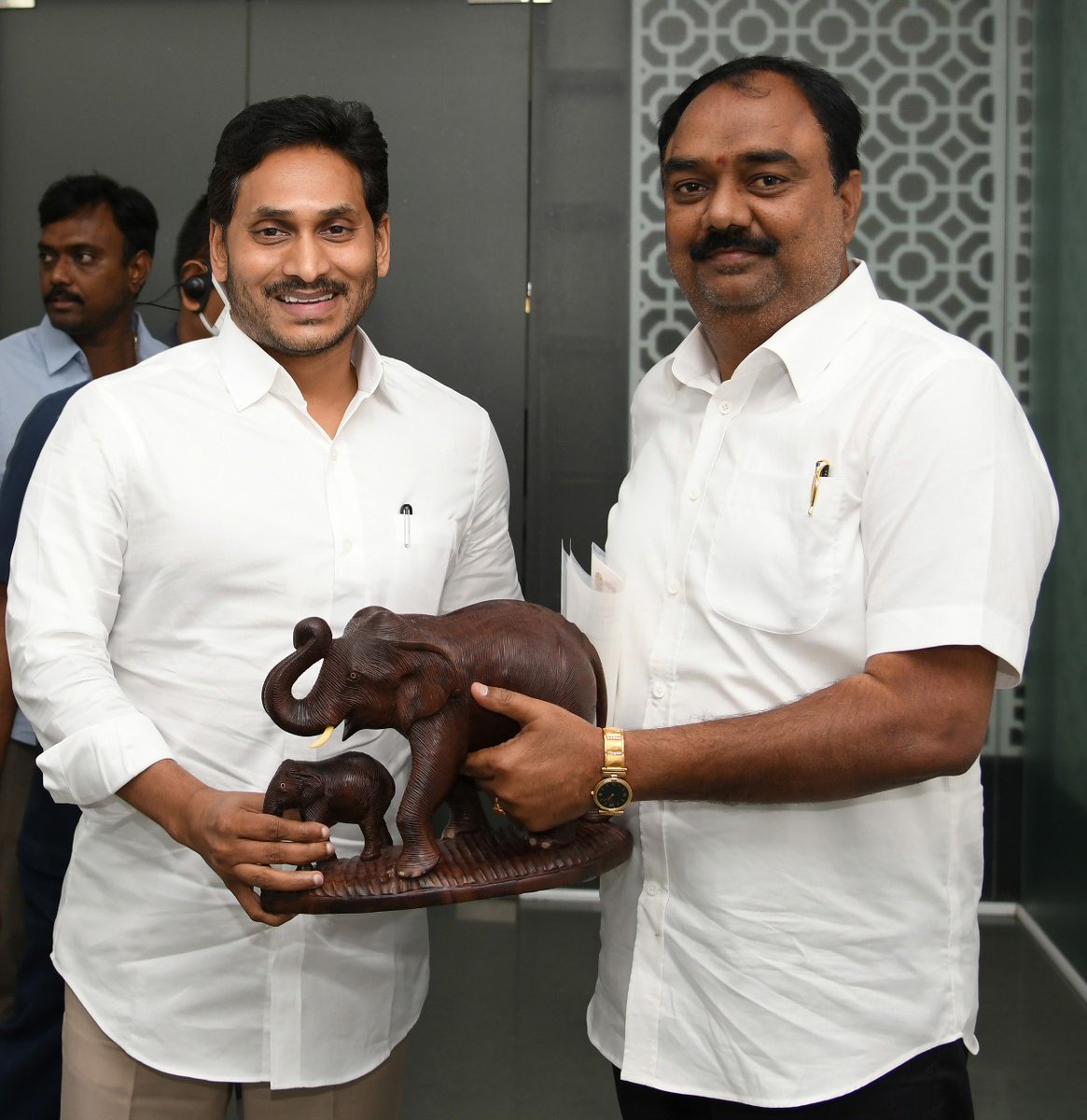 mcvijayanand's tweet photo. ఈ రోజు తాడేపల్లి సీఎం క్యాంప్ ఆఫీస్ లో సీఎం వైఎస్ జగన్ గారిని కలవడం జరిగింది
#CMYSJagan #VijayanandaReddy #YSRCP #Chittoor https://t.co/mtX7mikpFX