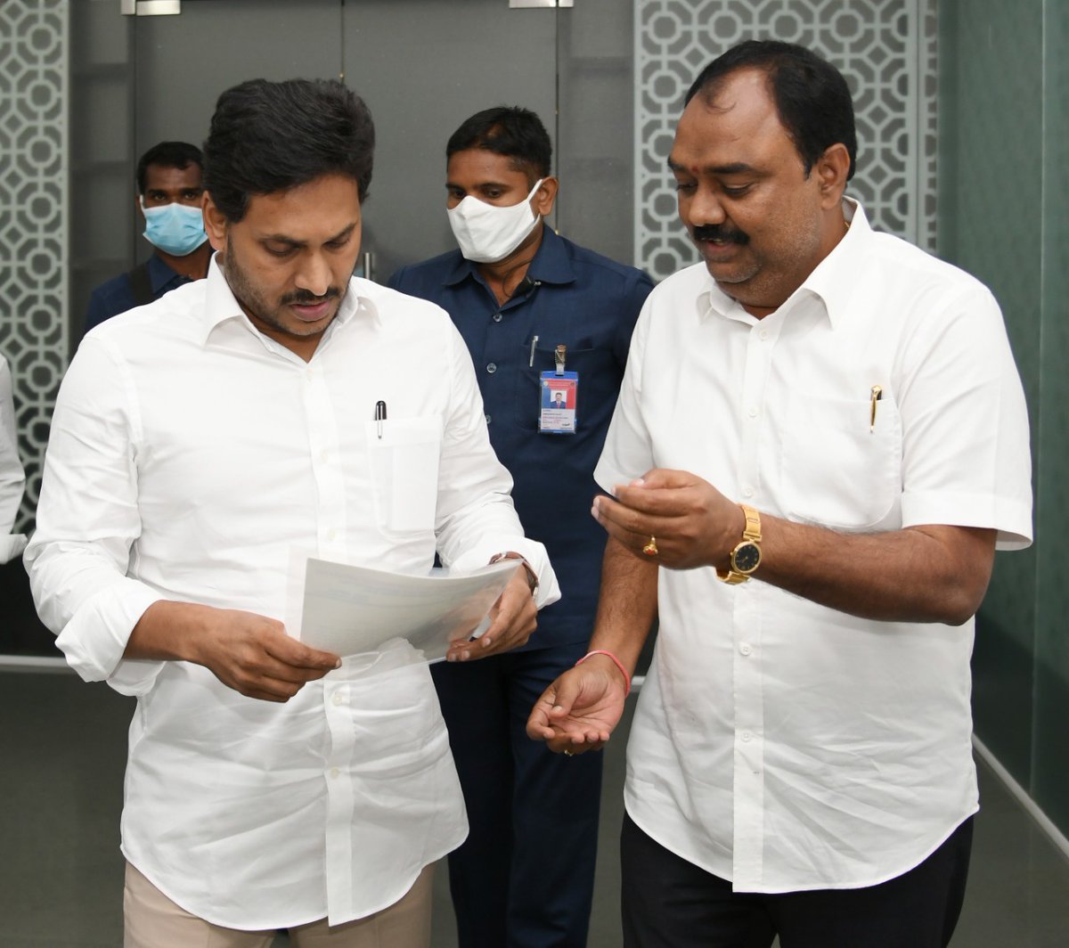 mcvijayanand's tweet photo. ఈ రోజు తాడేపల్లి సీఎం క్యాంప్ ఆఫీస్ లో సీఎం వైఎస్ జగన్ గారిని కలవడం జరిగింది
#CMYSJagan #VijayanandaReddy #YSRCP #Chittoor https://t.co/mtX7mikpFX