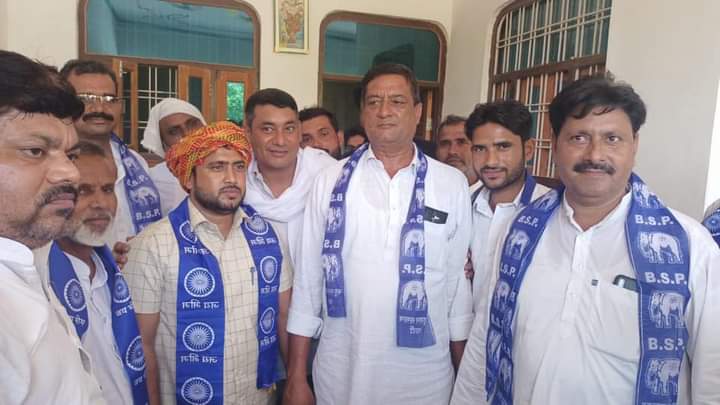 Times_bahujan's tweet photo. राजस्थान मे बढता बसपा जनाधार 
किसनगढ़ बास के दिग्गज नेता एवं समाज सेवी पूर्व ब्लॉक अध्यक्ष भाई इस्माइल खान जी ग्राम मांचा ने बहुजन समाज पार्टी का दामन थामा।

इसके बाद तिजारा भाई आज़ाद नोगावा एवं अनेक कार्यकर्ताओ ने बी॰एस॰पी॰जोईन की।
बसपा महासचिव मा.इमरान खान जी ने ज्वाइन कराई BSP https://t.co/5hdtQFfwyv