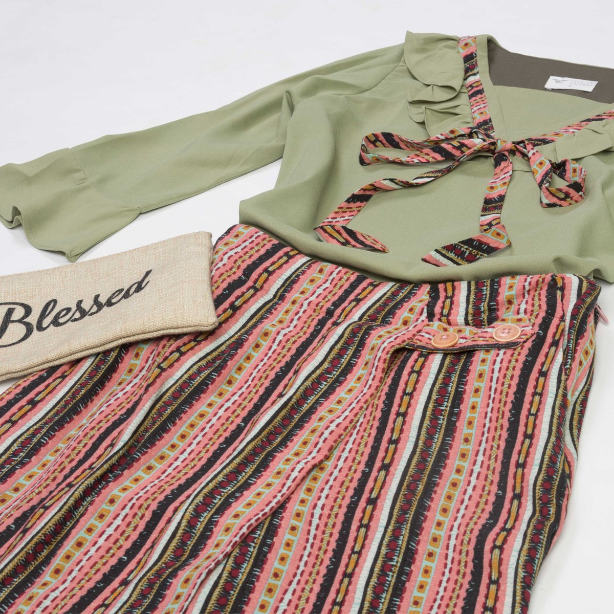 EFS_Apparel's tweet photo. This chic earth color blouse & overlap cullotes from EFS Apparel is just what your wardrobe needs! Buy Now!
#EFSCore #EFSApparelBasics #Coordinates #Terno #Overlap #Cullotes #Blouse https://t.co/sVacSaK4dJ