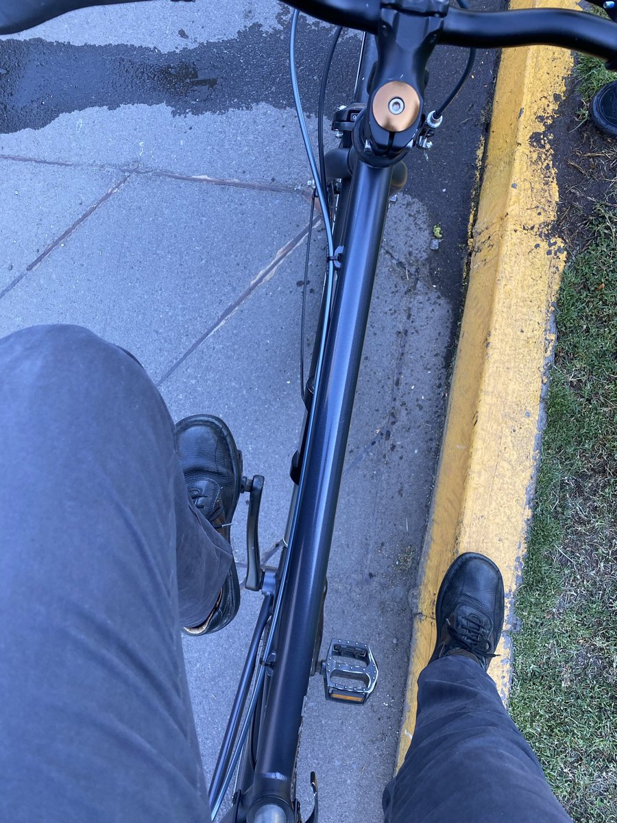 lfuentesarce's tweet photo. ¿Qué es lo más cansador de moverse en bicicleta diariamente? Curiosamente no es pedalear sino explicar a los automovilistas que te tocan la bocina cada 5 min. que también tengo derecho a ir por la calzada. @MTTChile debería hacer una campaña de educación vial y fiscalizar más. https://t.co/c7p033s4Pm