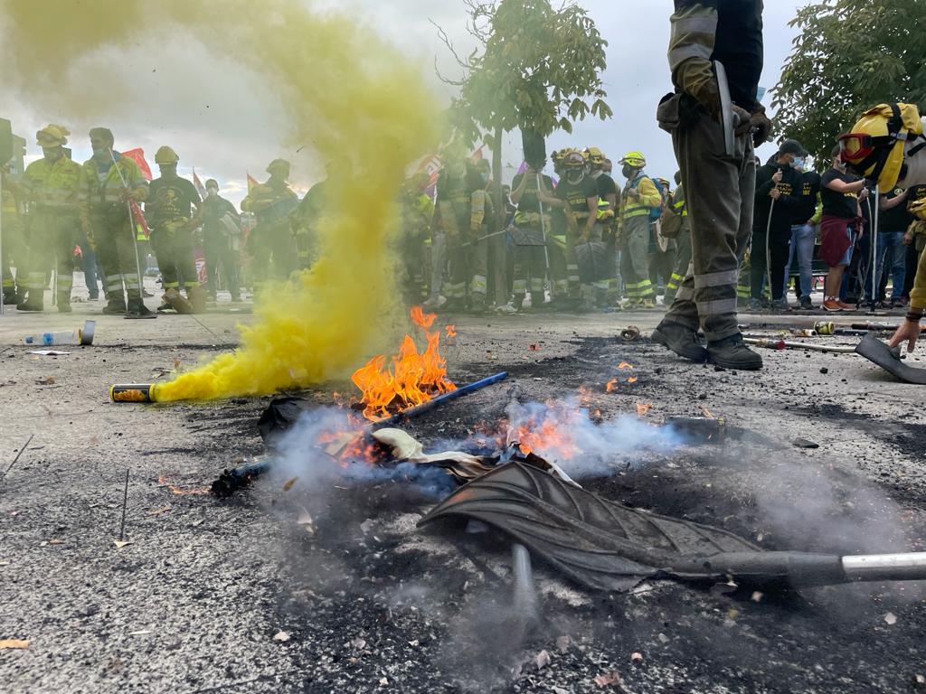 Héroes en verano, despedidos en invierno.

¿Podemos los BBFF de CyL ser profesionales cuando trabajamos apenas 3 meses al año?

La respuesta es un rotundo NO.

Habrímos hilo 👇

#BomberosForestalesenLuchaCyL