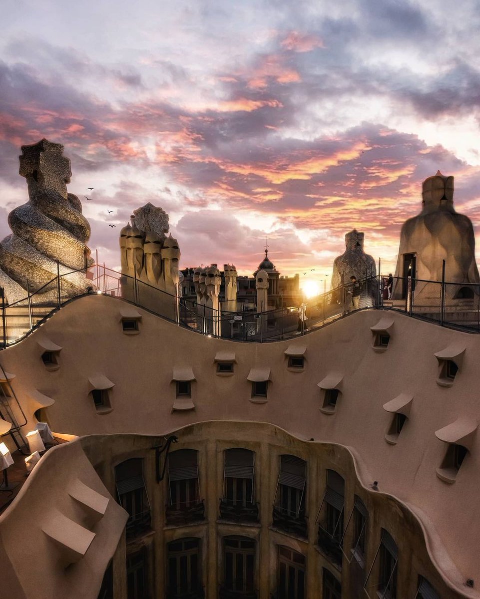 The Casa Milà ⚡, popularly known as La Pedera, the last private residence built by Gaudí 🎨

La Casa Milà ⚡, conocida popularmente como La Pedrera, fue la última residencia privada construida por Gaudí 🎨

📸: @dani_hm_bcn