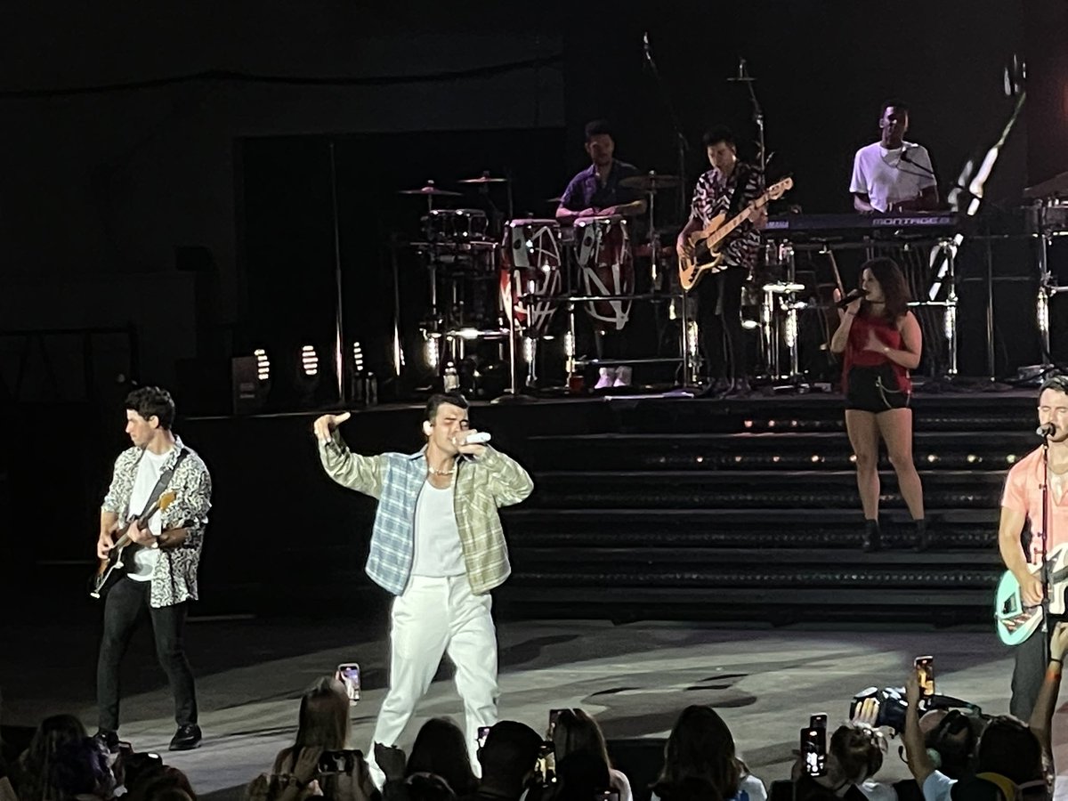 ninaxoxox97's tweet photo. Last night was a dream come true🎶☝️🎙🥵 @jonasbrothers #RememberThisTour #Jobros4life #13yearslater #stillgoingstrong #myfirstband https://t.co/6PKLUxTk67