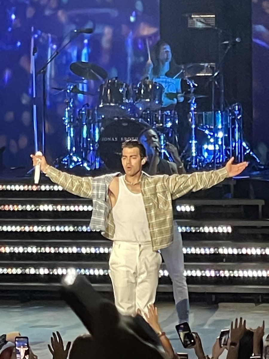 ninaxoxox97's tweet photo. Last night was a dream come true🎶☝️🎙🥵 @jonasbrothers #RememberThisTour #Jobros4life #13yearslater #stillgoingstrong #myfirstband https://t.co/6PKLUxTk67