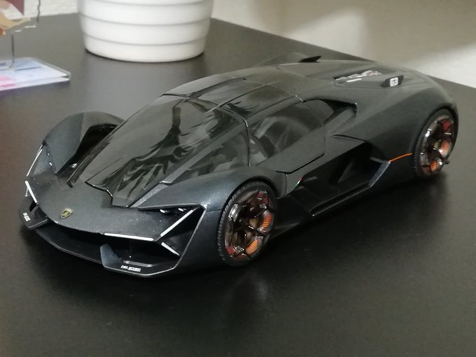 ブラーゴ 1/24 ランボルギーニ テルツォ・ミッレニオ!!
ビジョンに次いで意図せずランボルギーニが続いたがこれまたセクシー!!!
新品をかなり安く買えたがこのクオリティは嬉しい… 