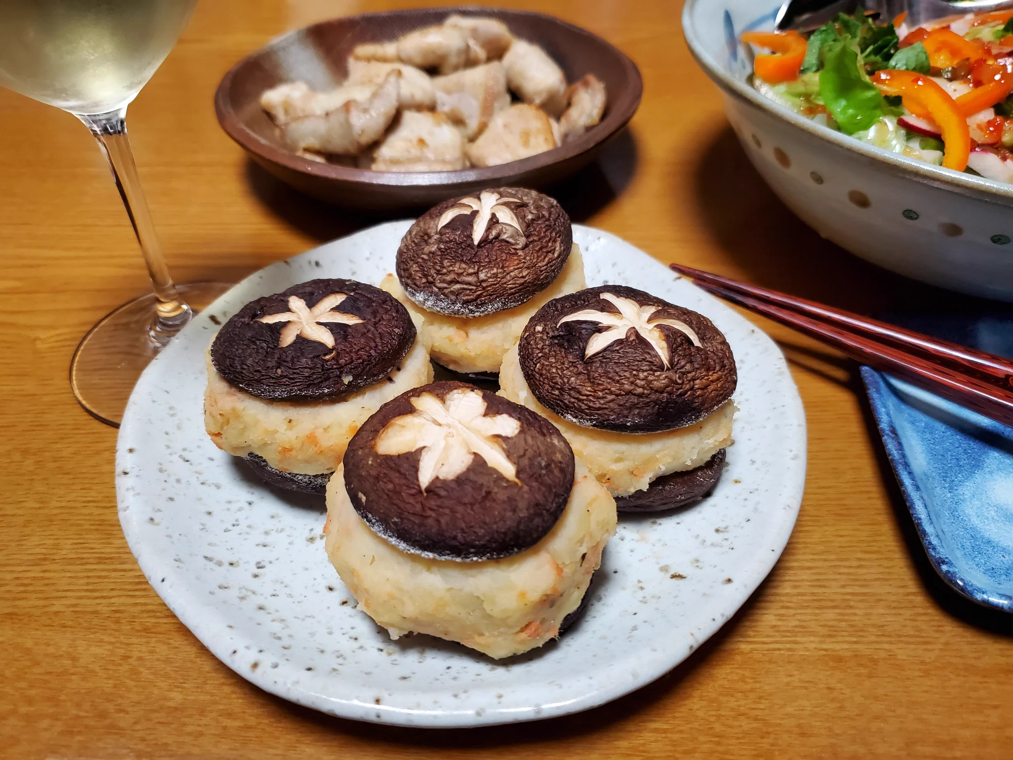@kimijimakinoko 美味しい椎茸がまだあったので🍄
バズった記念に私も創作マリトッツォ🤣
蒸してマッシュしたジャガイモに岩手山田産の #大人の鮭フレークブラックペッパー入り とマヨネーズ、チーズを入れオーブンで焼いてみました‼️
予想以上に絶品😋👍
でも実は…マリトッツォ食べたことないの🤭 