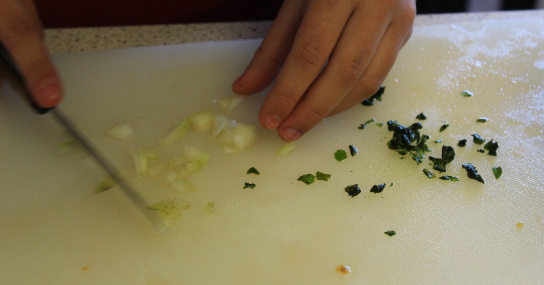 BiddenhamIntSch's tweet image. Year 8 students enjoying making bruschetta this morning #freshtomatoes #garlicbread#smellsdelicious