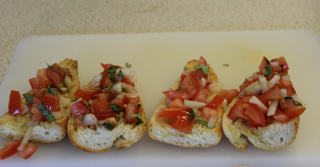 BiddenhamIntSch's tweet image. Year 8 students enjoying making bruschetta this morning #freshtomatoes #garlicbread#smellsdelicious