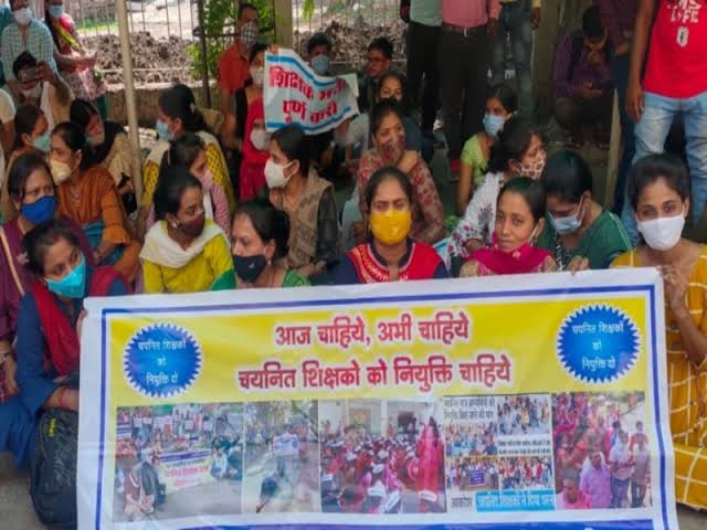 #चयनित_शिक्षकों_पर_दया_करो_MPHC
"अच्छे दिन" के बाद पेश है शिवराज जी का
     "सुराज"
चयनित होकर भी हाथ में कटोरा लिए भीख माँगता"चयनित शिक्षक" 
म.प्र. में तीन साल से नियुक्ति की भीख मांग रहे हैं।
<a href="/ChouhanShivraj/">Shivraj Singh Chouhan</a> 
<a href="/Indersinghsjp/">इन्दरसिंह परमार</a>
<a href="/PMOIndia/">PMO India</a>
<a href="/narendramodi/">Narendra Modi</a>
<a href="/BJP4MP/">BJP Madhya Pradesh</a>
<a href="/BJP4India/">BJP</a>
<a href="/AmitShah/">Amit Shah</a>