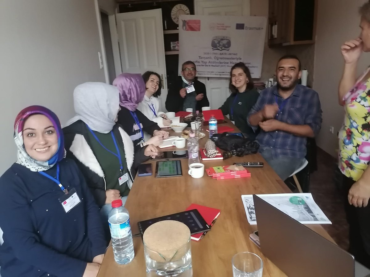 Diywe_Project's tweet photo. @ulusalajans tarafından desteklenen #erasmusplus projemizin Macaristan akışında ekibimiz; eğitim teknolojisi standartları, öğrencilerin öğrenmesini kolaylaştırmak ve dijital çağa uygun öğrenme ortamları ve değerlendirme etkinliklerinin tasarlanması konularını işledi. #erasmusdays https://t.co/FwSxnnMePq