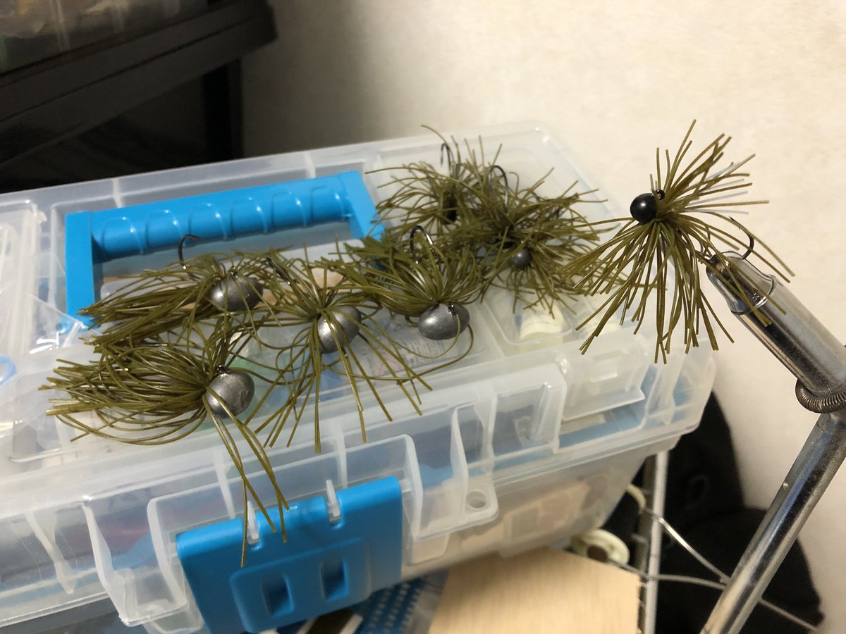 tkbasser0303's tweet photo. そう言えば@VcxGogo に「俺にスモラバの釣り教えろ。オメェ俺のスモラバ作っとけよ」とのパワハラ🥲
出来るヤツは、言われた事+αをやってのけるものなので、フットボールジグも数個作成しておきました。
そんなこんなでワイルドカップへの仕込みが着々と行われています。笑
#ワイルドカップ
#wildcup https://t.co/G0c2fVMPD0