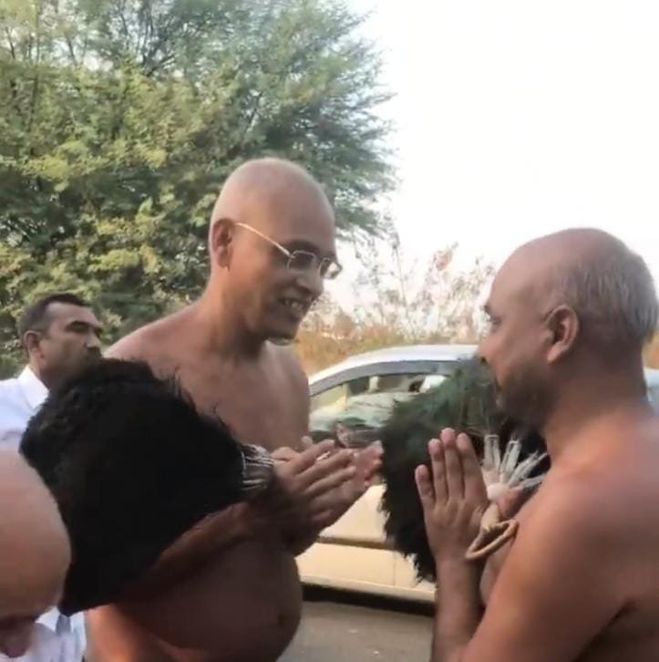 djjysm's tweet photo. आचार्य श्री अनेकांत सागर जी महाराज से मुनि श्री प्रतीक सागर जी महाराज का भावपूर्ण मिलन पुष्पगिरी तीर्थ 2018 https://t.co/U86hbVhjER