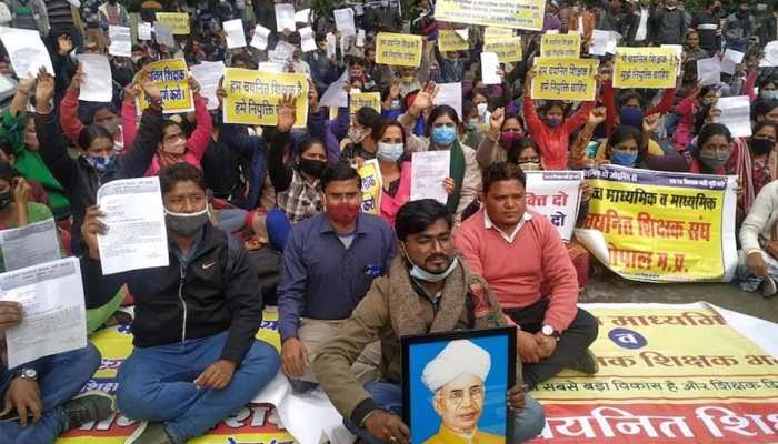 #चयनित_शिक्षकों_पर_दया_करो_MPHC
आरक्षण के नाम पर <a href="/ChouhanShivraj/">Shivraj Singh Chouhan</a> जी ने हम चयनित शिक्षकों के 2 साल बर्बाद कर दिये और अभी भी <a href="/mphighcourt/">HIGH COURT OF M.P</a> ओ बी सी मामले को लटकाये हुये है युवाओं के साथ ये छलावा बन्द करो <a href="/OfficeofSSC/">Office of Shivraj</a> 
<a href="/JansamparkMP/">Jansampark MP</a> <a href="/schooledump/">School Education Department, MP</a> <a href="/narendramodi/">Narendra Modi</a> <a href="/ZeeMPCG/">Zee MP-Chhattisgarh</a>  <a href="/aajtak/">AajTak</a> <a href="/ANI/">ANI</a>