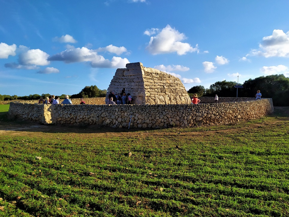 ORIENS_Cultura's tweet photo. #Oriens visitó los poblados talayóticos de #Menorca: Torre d’en Galmés, #Talatí de Dalt y #Trepucó, y la #Naveta des Tudons. #Talayot #Prehistoria #Arqueología #Cultura #Patrimonio
https://t.co/xZfWQesdB5 https://t.co/rrUspoW5GA