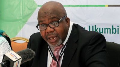 mbondatz's tweet photo. Niliondolewa Ofisini kinyume na taratibu kwa sababu nilikuwa nasimamia na kufanya kazi kwa kufuata taratibu na miongozo ya kazi na sio maelekezo ya mtu,kuna mahali viongozi wetu wanashindwa kusimamia wanachokiamini kwa hofu ya kuporwa V8, wanahofu kukosa riziki" Prof.Mussa Assad https://t.co/1gu4hoaCn6