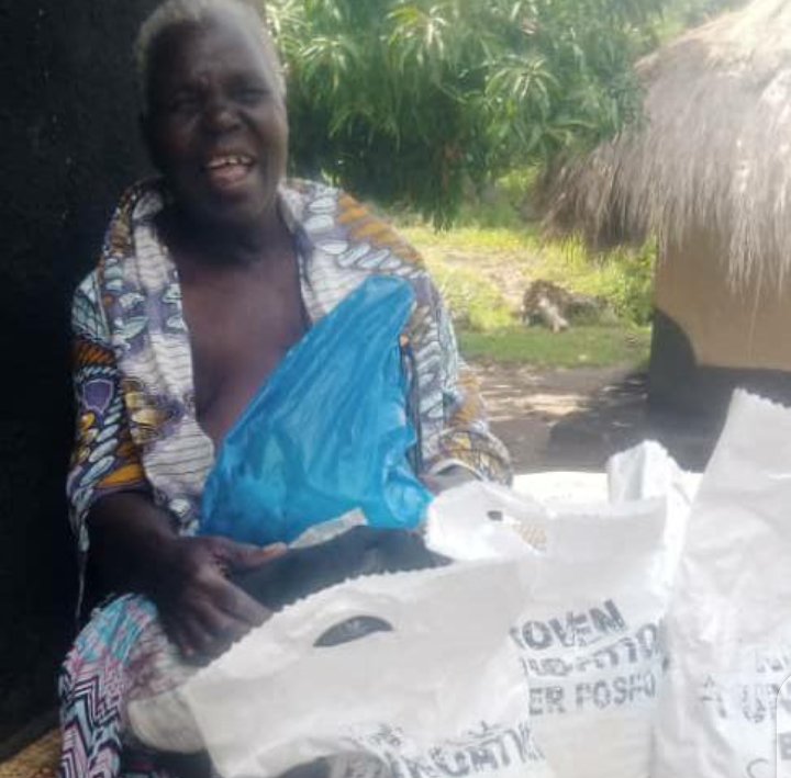 bakora_moses's tweet photo. Caring about others, running the risk of feeling, giving and leaving an impact on people, brings #happiness not only to the receiver but also the giver.
Thanks @ProvenUganda for reaching out to the #widows, #orphans and #Elderly people in Arua.
#Giving
#ProvenFoundation https://t.co/D5UWWzofRy