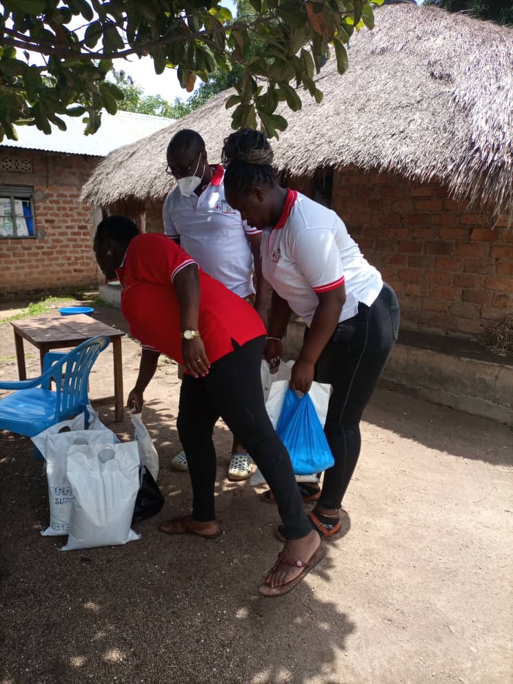 bakora_moses's tweet photo. Caring about others, running the risk of feeling, giving and leaving an impact on people, brings #happiness not only to the receiver but also the giver.
Thanks @ProvenUganda for reaching out to the #widows, #orphans and #Elderly people in Arua.
#Giving
#ProvenFoundation https://t.co/D5UWWzofRy