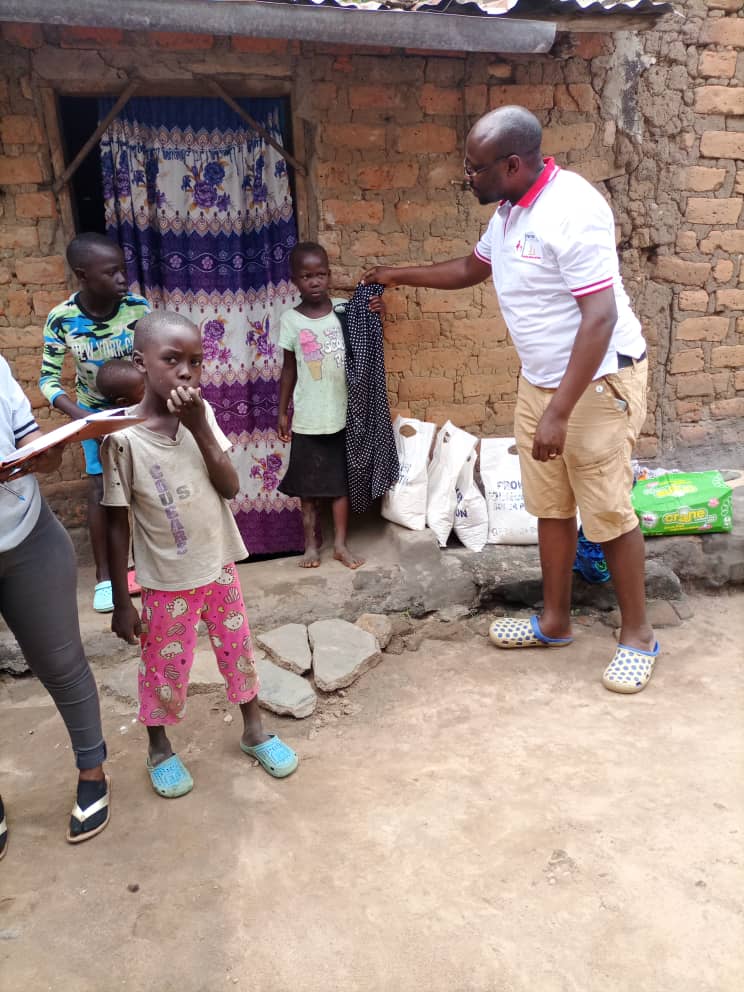 bakora_moses's tweet photo. Caring about others, running the risk of feeling, giving and leaving an impact on people, brings #happiness not only to the receiver but also the giver.
Thanks @ProvenUganda for reaching out to the #widows, #orphans and #Elderly people in Arua.
#Giving
#ProvenFoundation https://t.co/D5UWWzofRy