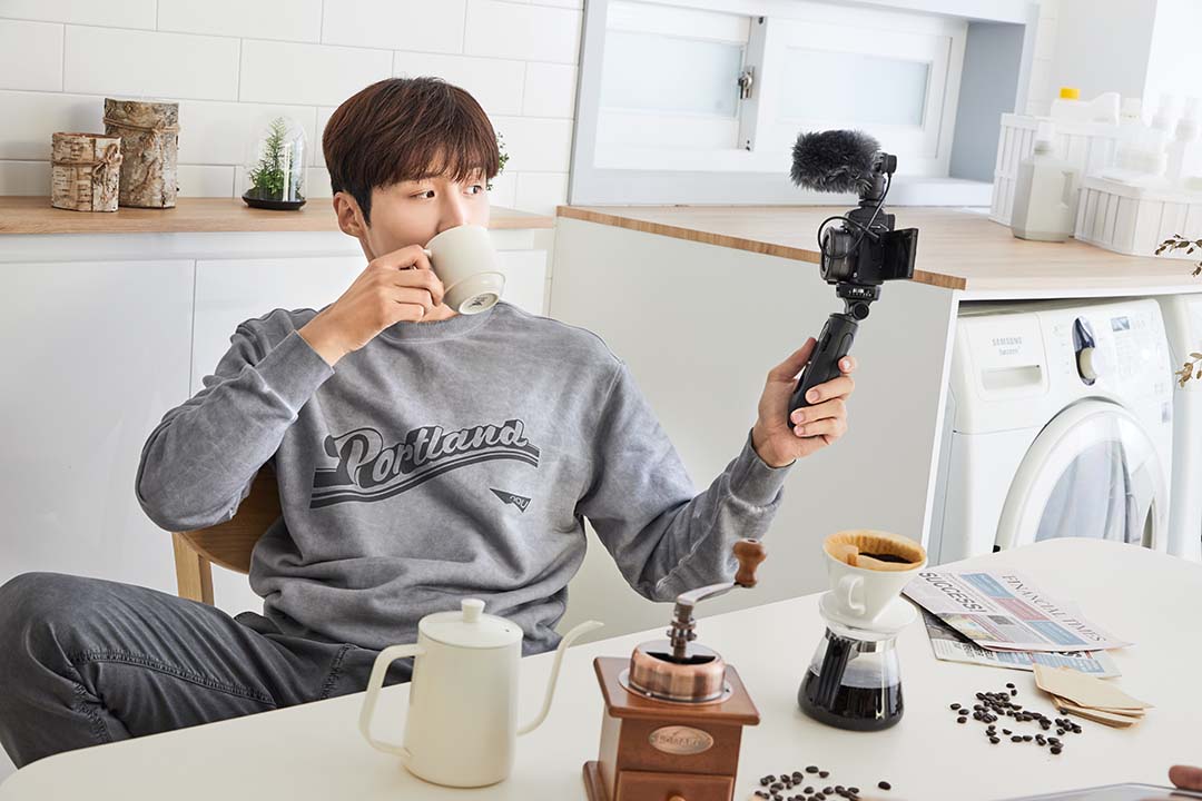 canoncamera_kr's tweet photo. 김선호만큼 감각적인 비주얼의 #브이로그
나도 잘 만들 수 있을까?

EOS M50 Mark II면 고민 해결 📸
브이로그 꿀팁이 궁금하다면?
▶ https://t.co/s2tWr0JKr8

#캐논 #EOSM50MarkII #브이로그카메라 #김선호 #kimseonho https://t.co/FeG7qSUnbL