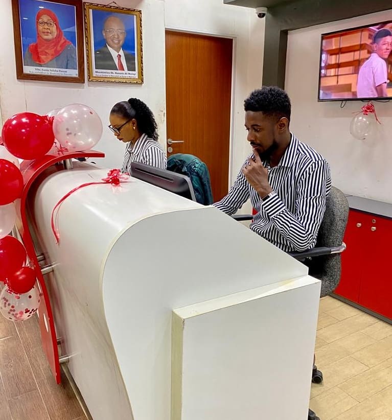 airtel_tanzania's tweet image. Wafanyakazi kitengo cha huduma kwa mteja wakiwa tayari kabisa kukuhudumia. 
Heri ya Wiki ya huduma kwa mteja. Karibu sana katika maduka yetu yaliyoenea kote nchini. 
#HappyCustomerServiceWeek
#CSWeek21
#ThePowerOfService
#Airtel