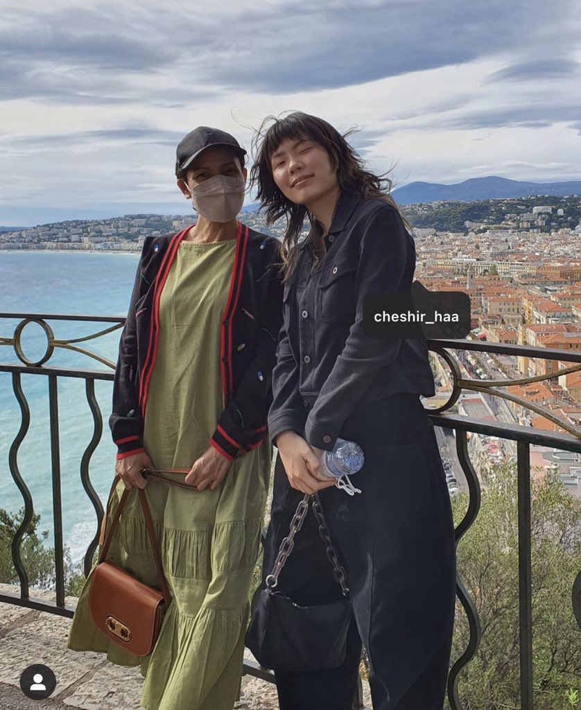 Blackpink88xo's tweet photo. Lisa mom and cheshir https://t.co/cFo0XJesn2