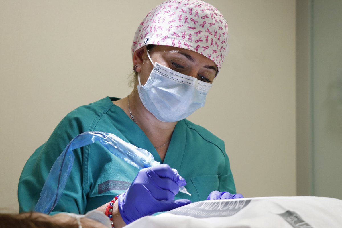 HospitalLaFe's tweet photo. 🏥Conoce la consulta enfermera de micropigmentación oncológica de @HospitalLaFe. Un reportaje de @info_enfermeria donde, su responsable Sara Almerich, explica el tratamiento y los beneficios que reporta, a todos los niveles, a las pacientes. 
 📹 https://t.co/5lYPq0ofaa  @YouTube https://t.co/kaft2r4M4j