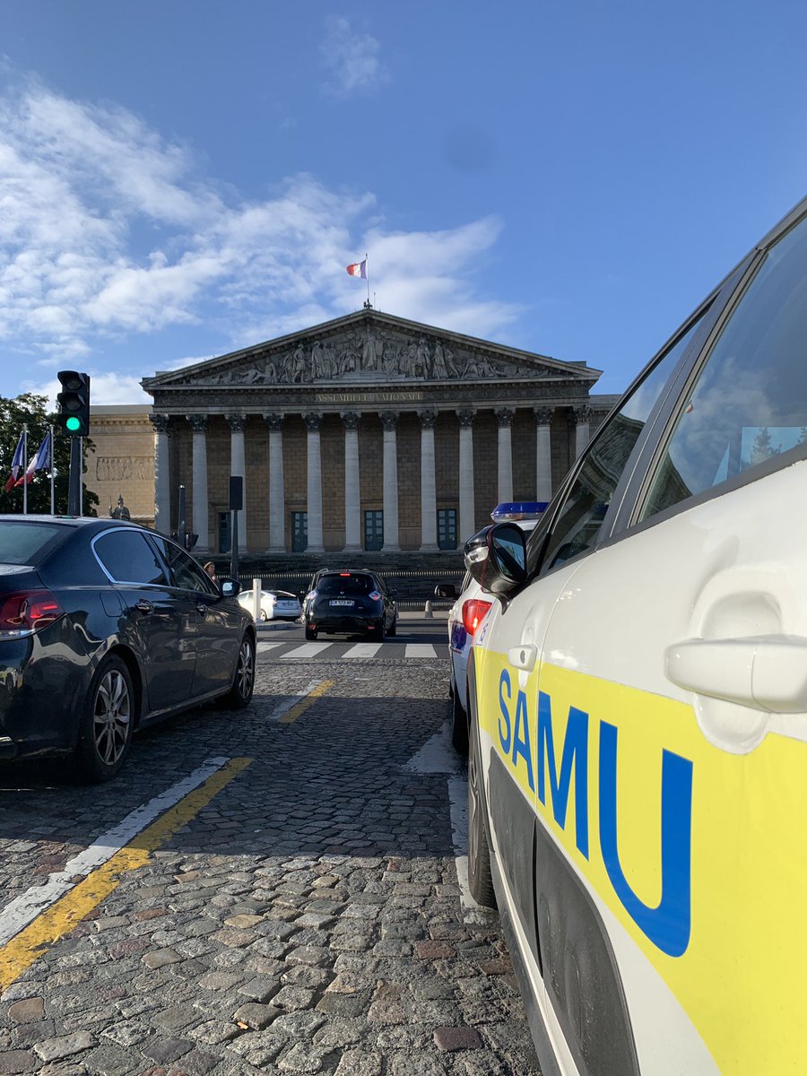 SUdF_Officiel's tweet photo. Les #SAMU de France unis pour protester contre la #PLMatras.
@AssembleeNat @Senat, ne signez pas la mort du SAMU. 
Sauver la vie de nos SAMU c’est sauver la vie de nos concitoyens. 

#touchepasamonsamu 
#MourirPeutAttendre https://t.co/gUTa9obOqw