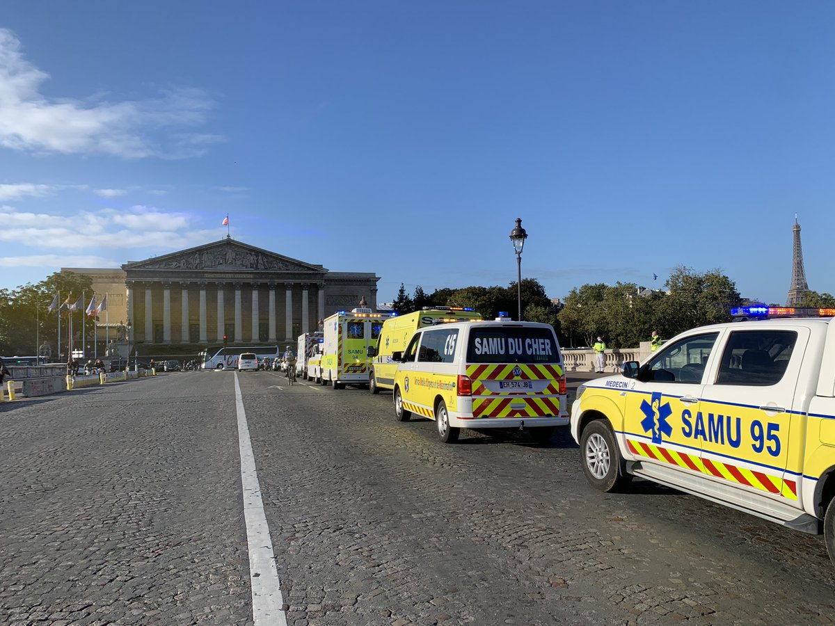 SUdF_Officiel's tweet photo. Les #SAMU de France unis pour protester contre la #PLMatras.
@AssembleeNat @Senat, ne signez pas la mort du SAMU. 
Sauver la vie de nos SAMU c’est sauver la vie de nos concitoyens. 

#touchepasamonsamu 
#MourirPeutAttendre https://t.co/gUTa9obOqw