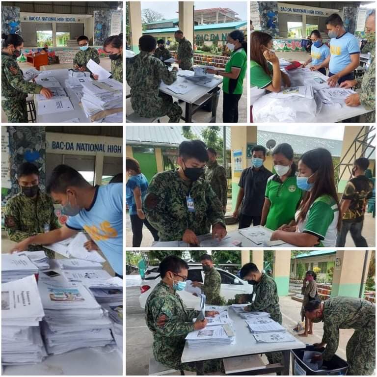 pnppio's tweet photo. COPS HELP TEACHERS ORGANIZE MODULES IN APAYAO

Read more:https://t.co/ItCJ1NprUt

#PulisNgPilipino
#WeServeAndProtect
#IntensifiedCleanlinessPolicy 
#PulisMagiting
https://t.co/txtYyrzpsG
https://t.co/YC5CvKagOX
https://t.co/ZOAHfB3g99
https://t.co/AEBYuOuwHX https://t.co/rEjv1bkwGq