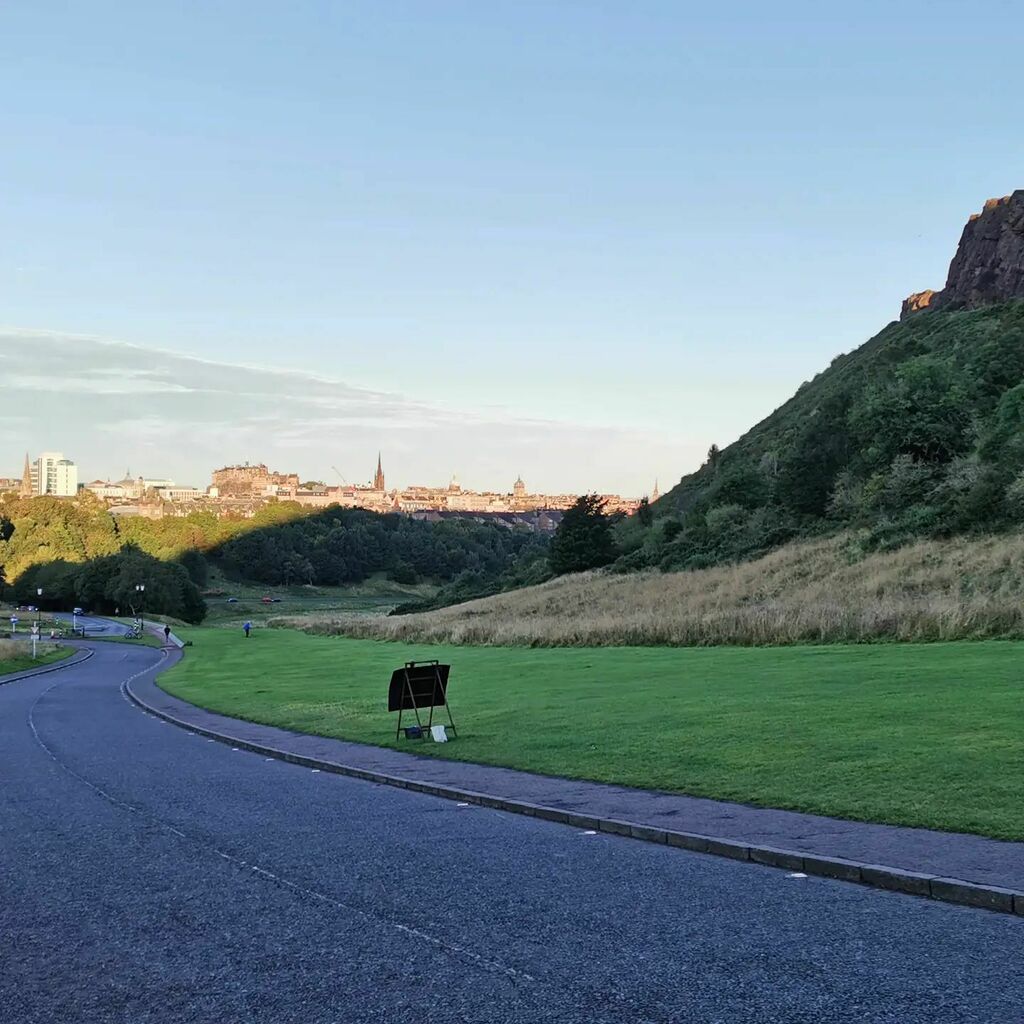 jon8jack's tweet photo. Bit of a hilly detour on way to work, but worth it, beautiful morning in Edinburgh. #cycleedinburgh https://t.co/s4Y5wxoLQc