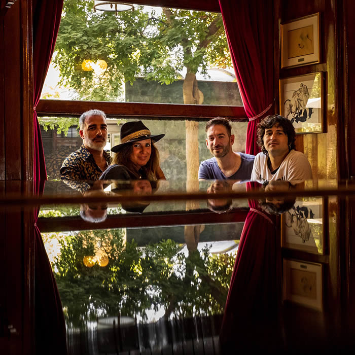 revista_efeeme's tweet photo. Como adelanto del que será su álbum de debut, @bichoraronews presentan “Sálvate a ti mismo”, canción grabada junto a @RebecaJimenezTw https://t.co/dGzZMnRHiQ https://t.co/gUYESv3Yet