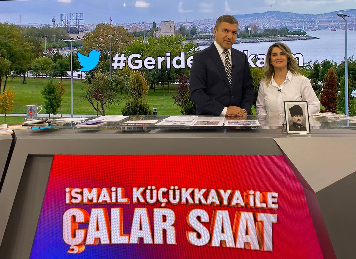 ABD malı FOX, CHP’nin sürekli istismar ettiği Mustafa Kemal’in fotoğrafı ve ‘Daha Başkan Apo’nun heykelini dikeceğiz’ diyen terör örgütü HDPKK’nın sözcüsü Selahattin Demirtaş’ın eşi Başak Demirtaş… Başka söze gerek yok.