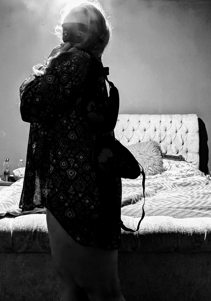 MaskedGirll's tweet photo. Wanna know a little secret .. this top is see threw.. 👉👈 https://t.co/hrAxLbMs5o