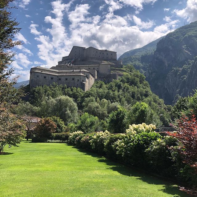 It is majestic, fascinating and certainly a prominent tourist attraction in Valle d'Aosta ... yet we never tire of admiring the fortified complex of Forte di Bard. During your stay at Le Massif Courmayeur, a visit is a must.
📷 IG: rositabizioli