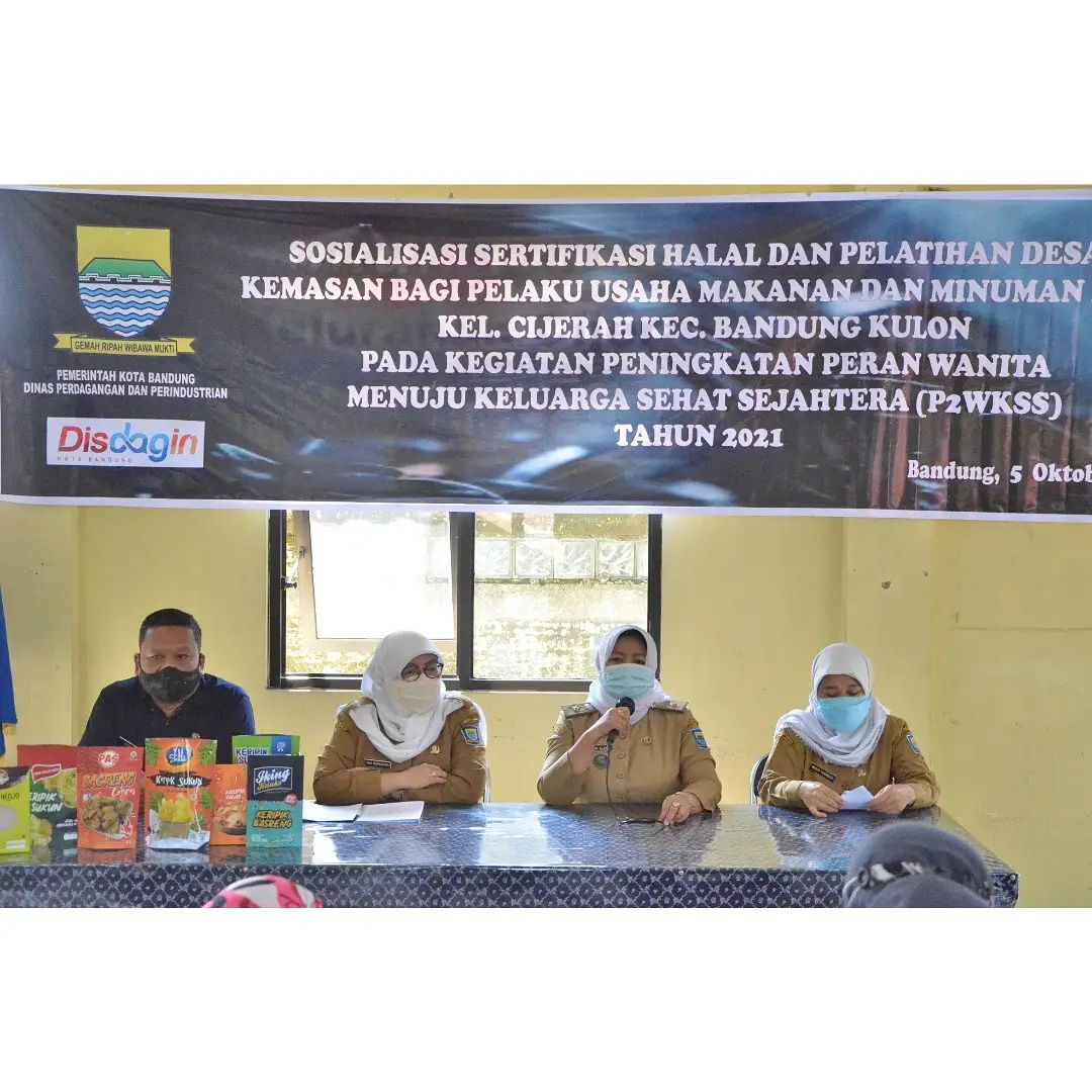 Dinas Perdagangan dan Perindustrian Kota Bandung, melaksanakan kegiatan sosialisasi sertifikat halal dan desain kemasan bagi pelaku usaha makanan dan minuman di Kelurahan Cijerah