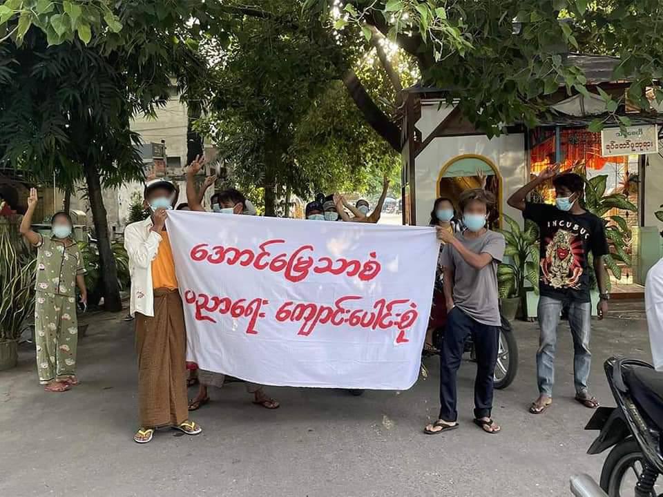 Chaw_C_K's tweet photo. Mandalay AungMyayTharZan Education School Strike took the streets in defiance of Genocidal Dictatorship &amp; emergence of Federal Union in honor of CDM heroes &amp; PDF soliders. LEGALIZATION OF NUG #Oct6Coup #WhatsHappeningInMyanmar https://t.co/C4qoAPHE2t