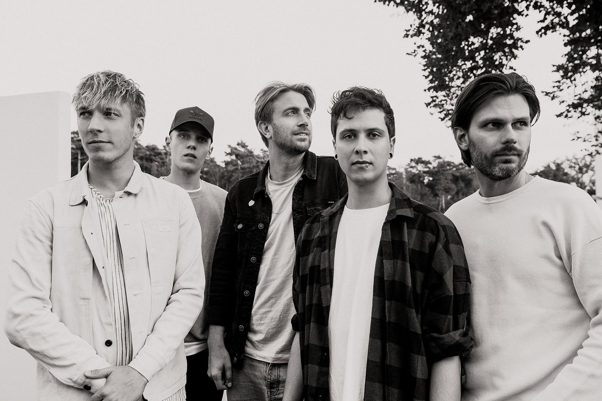 Surprise! Only Seven Left is terug! :) Op 20 november spelen we een reünieshow in De Vorstin, Hilversum. En vanaf aanstaande vrijdag komt er 7 weken lang iedere vrijdag een nieuw nummer online! Kaartjes voor de show kosten €7: onlysevenleft.nl. Hopelijk tot 20 november!