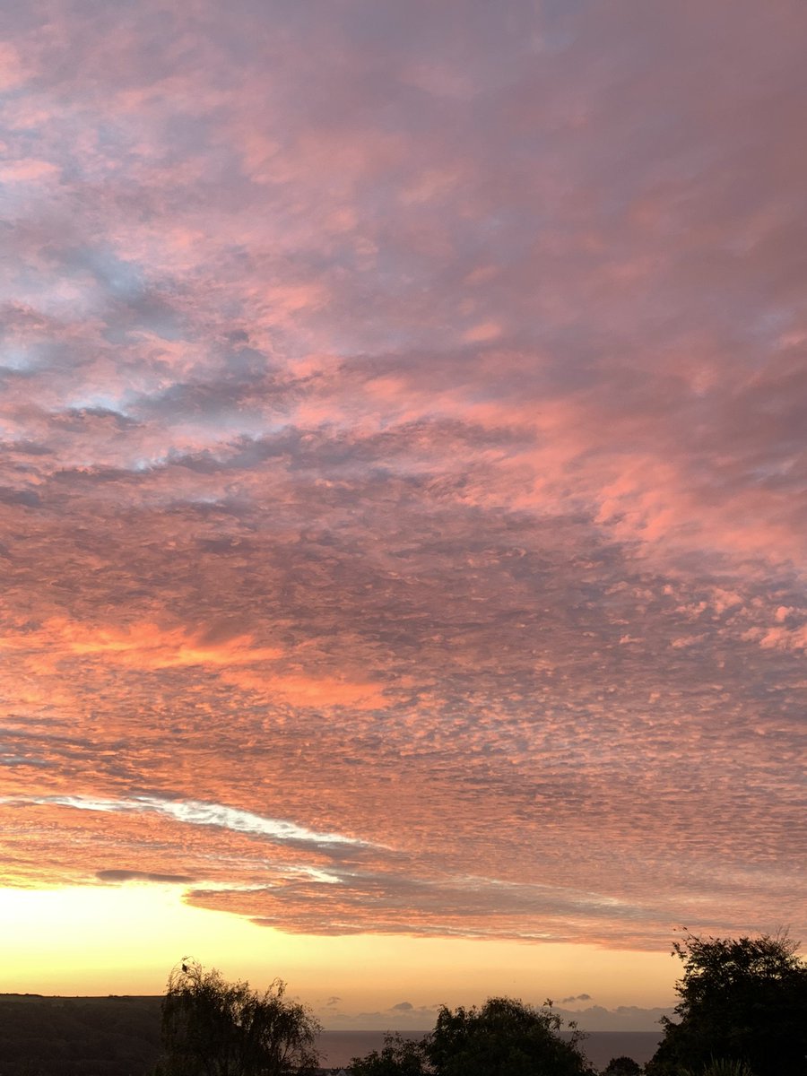 jumpylegs's tweet photo. Stunning morning in the #axevalley #seaton #redskyinthemorning https://t.co/D2HHKhVPWR