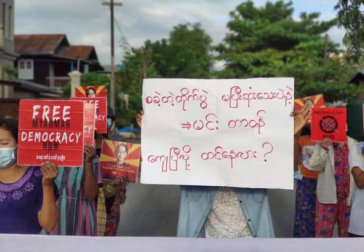 Chaw_C_K's tweet photo. Locals of Kalay Tsp marched by holding banners against Genocidal Military as their 241 consecutive days of protest &amp; paid respects to CDM heroes &amp; PDF comrades. LEGALIZATION OF NUG #Oct6Coup #WhatsHappeningInMyanmar https://t.co/jrDPxEgXGl