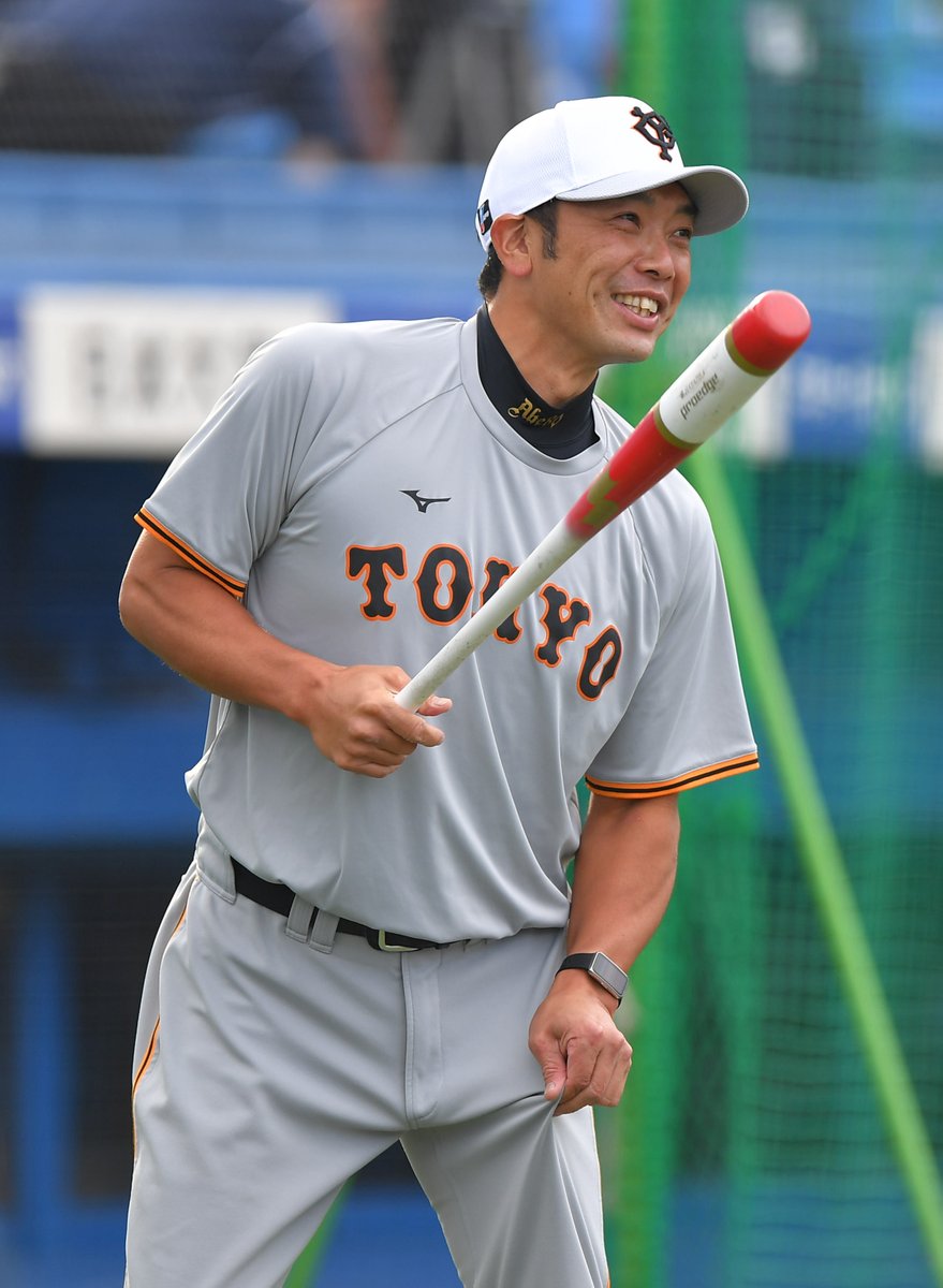 練習風景から🏟️】 #阿部慎之助 作戦コーチは、選手を指導しながら慎